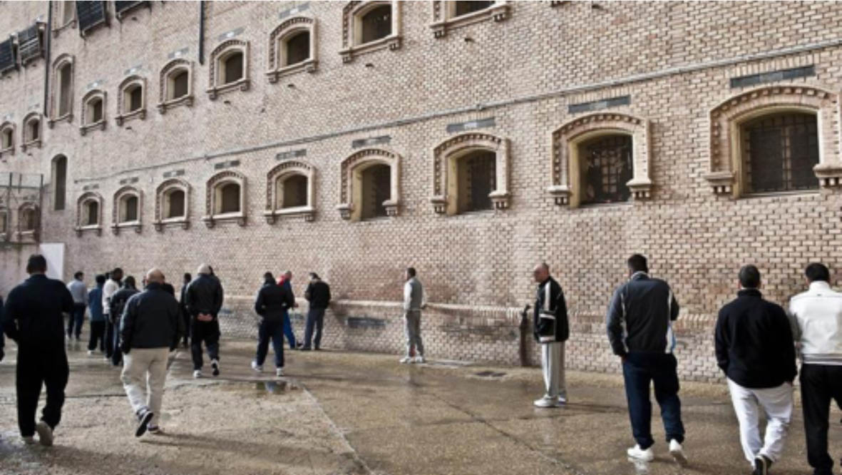 L’ora d’aria dei detenuti nel cortile del carcere di Regina Coeli a Roma